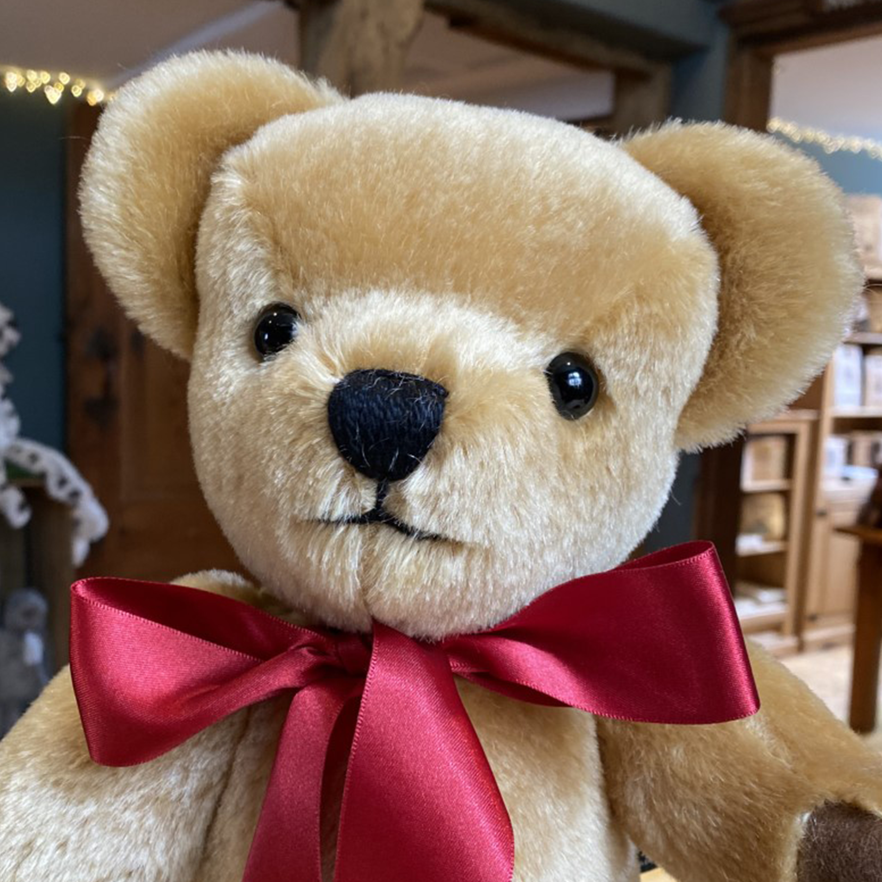 London Gold is an iconic Merrythought character, and the ultimate first teddy bear to be treasured for years to come. Expertly hand-crafted from velvety soft golden mohair, with milk chocolate wool felt paws, this bear is a true classic. A simple scarlet satin bow is the perfect accompaniment.