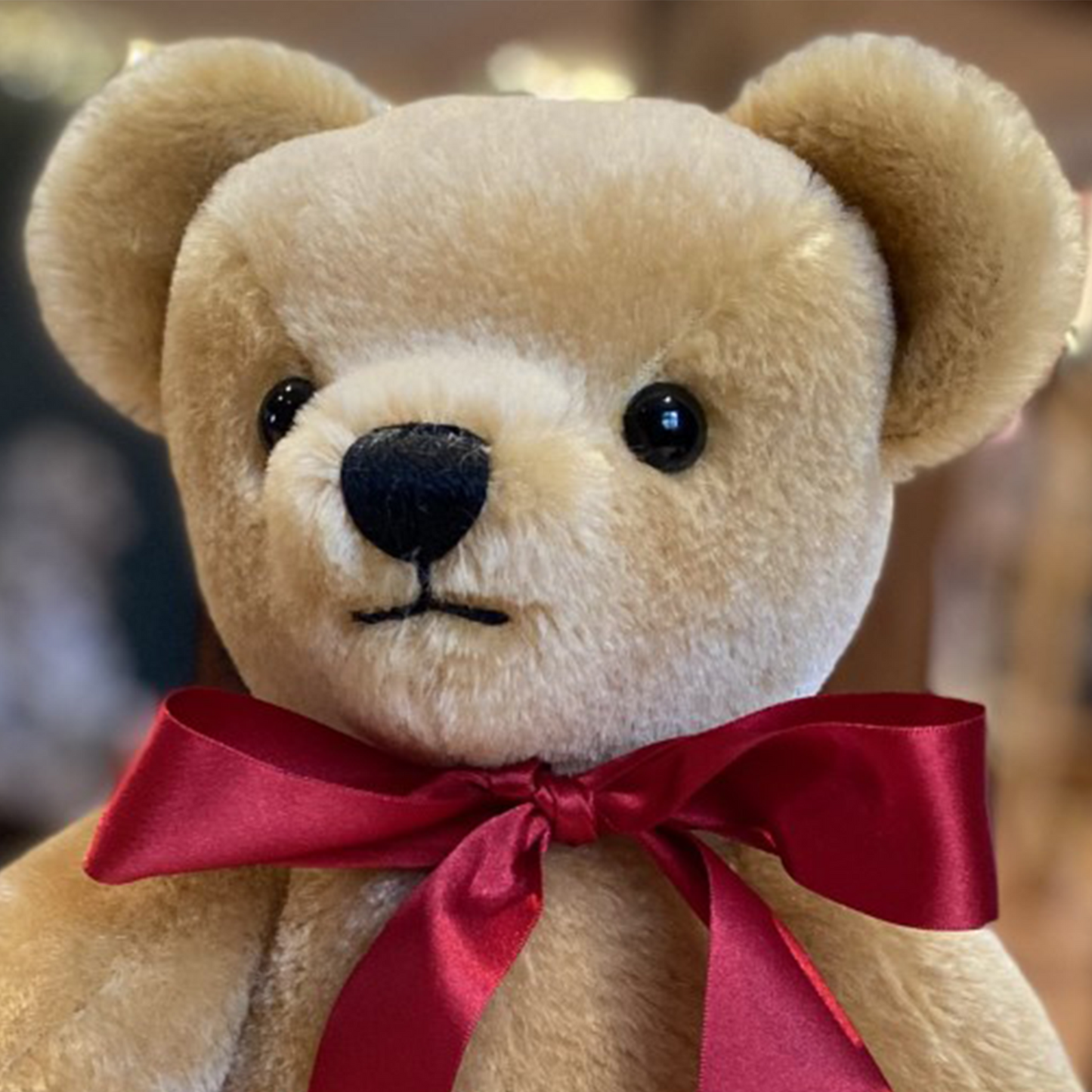 London Gold is an iconic Merrythought character, and the ultimate first teddy bear to be treasured for years to come. Expertly hand-crafted from velvety soft golden mohair, with milk chocolate wool felt paws, this bear is a true classic. A simple scarlet satin bow is the perfect accompaniment.  This beautiful bear has a 'Brahms Lullaby' music box.